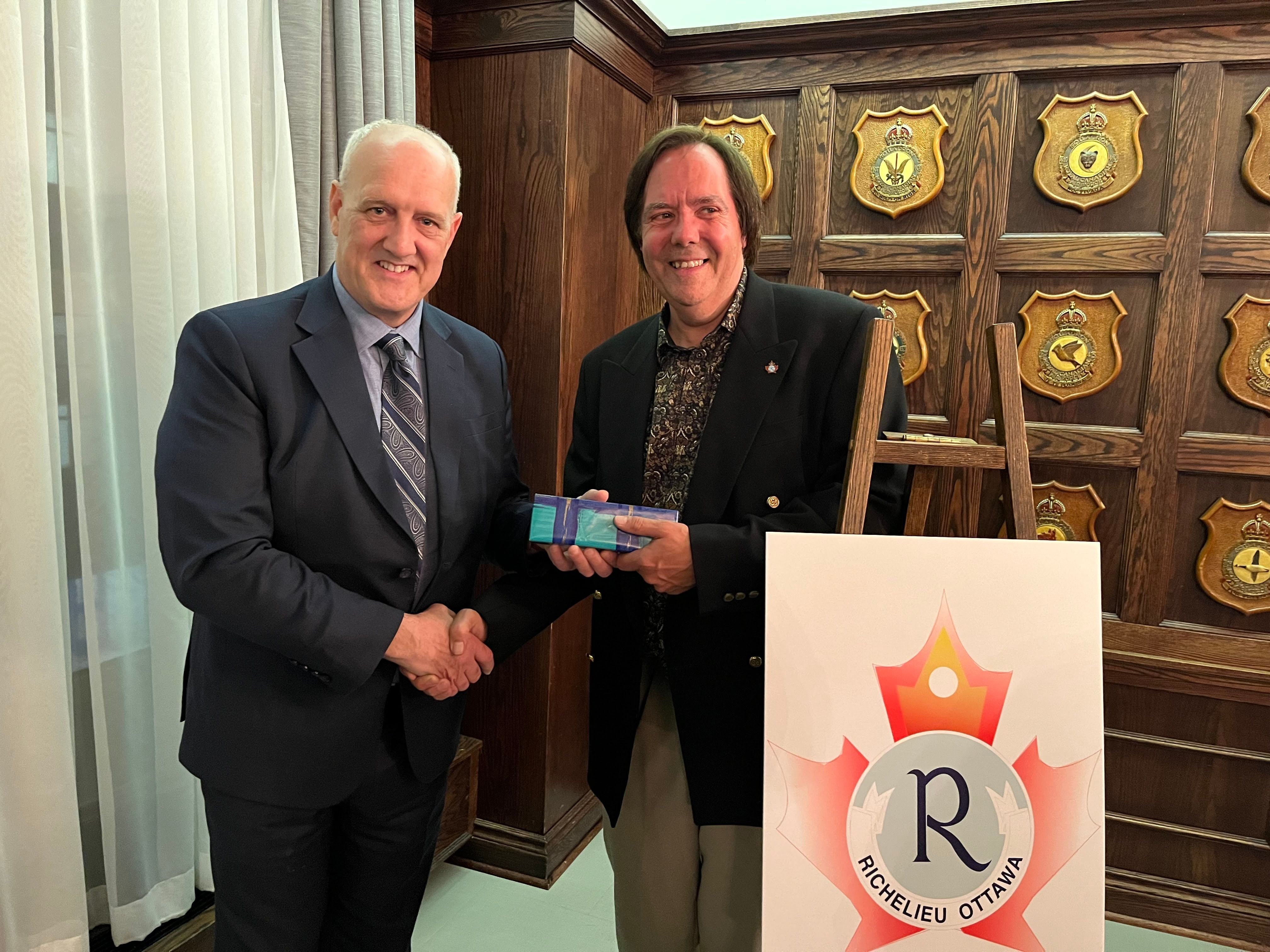 Jean Léger reçoit le prix Arthur-Desjardins du Club Richelieu Ottawa Jean Léger reçoit le prix Arthur-Desjardins du Club Richelieu Ottawa